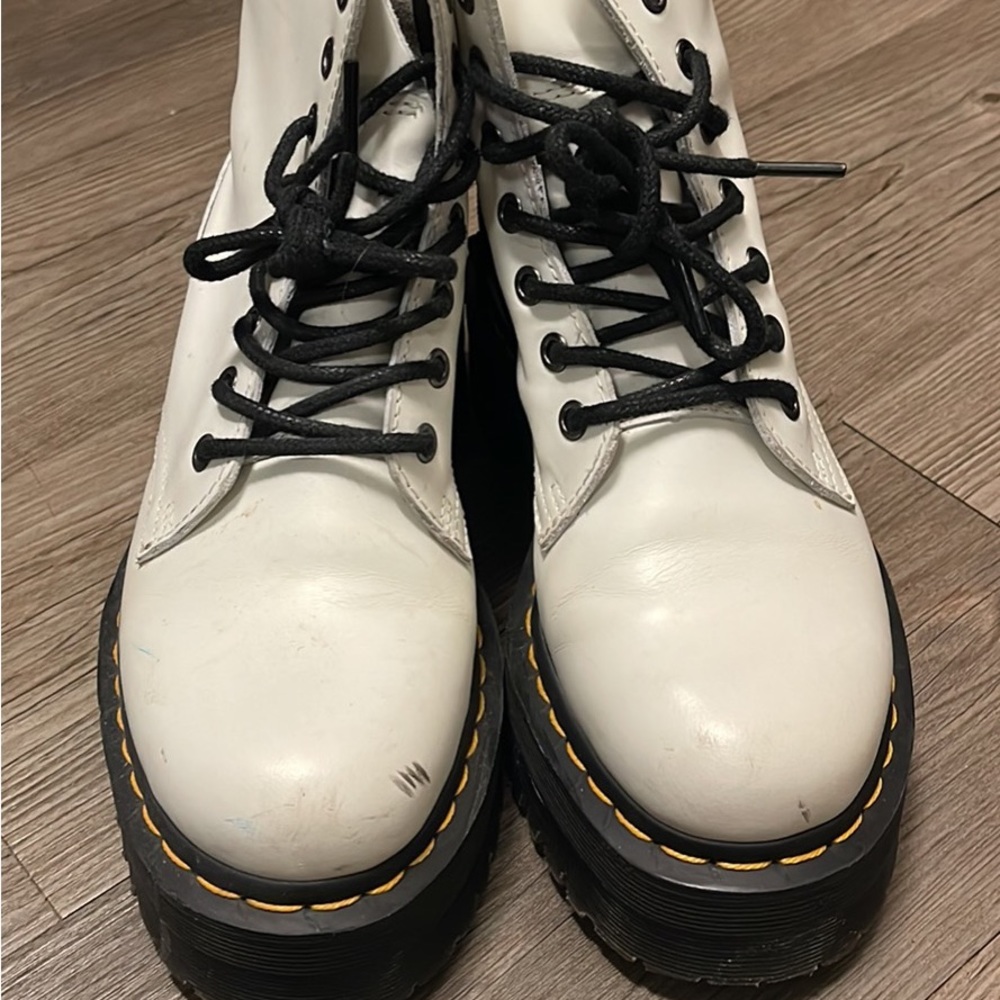 Dr. Marten White Platform Size 6 US size,    7 european .price is firm